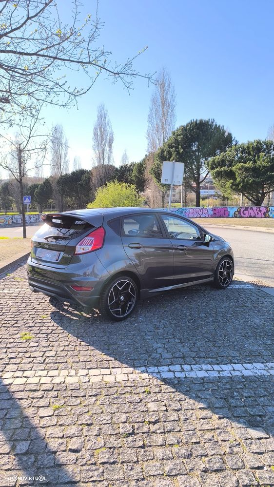 Ford Fiesta 1.5 TDCi S&S ST-LINE - 9