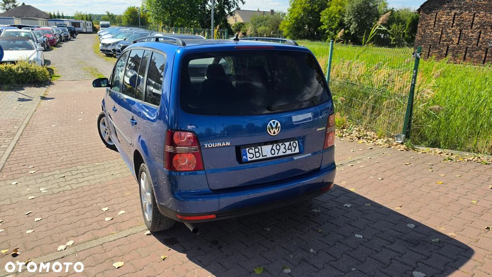 Volkswagen Touran 2.0 FSI Highline - 23