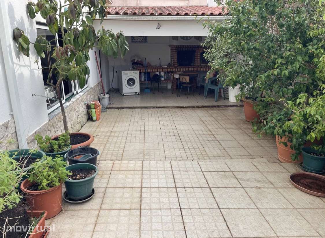 Moradia T4 Pêro-Moniz
1.000 € - Grande imagem: 2/11