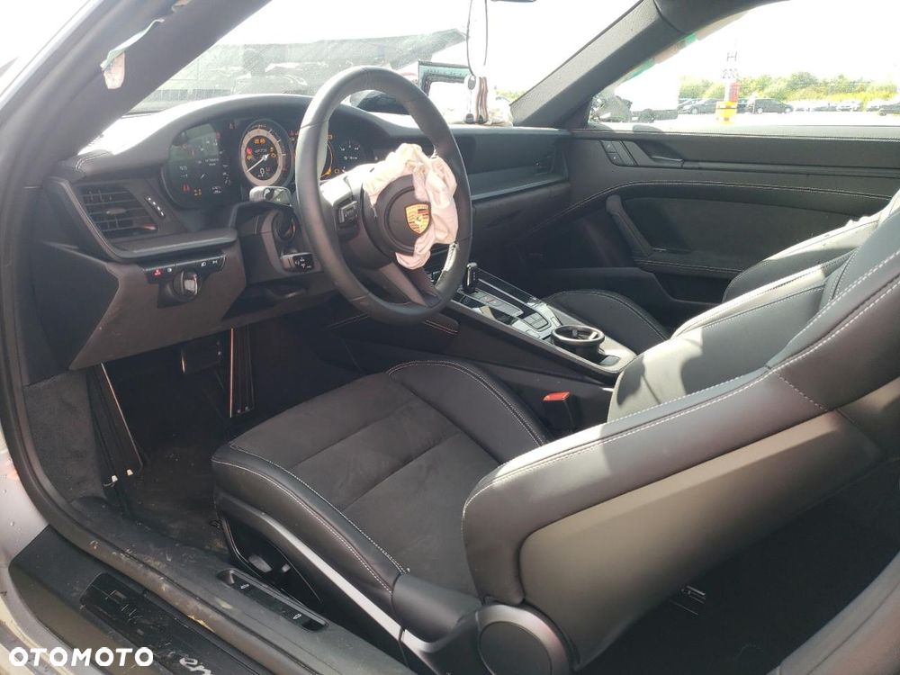 Porsche 911 Carrera 4 GTS PDK - 11