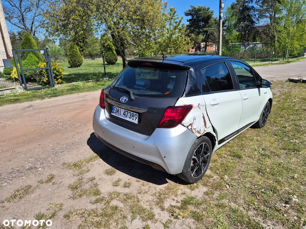 Toyota Yaris Hybrid 100 Selection - 4