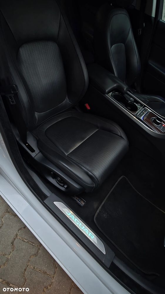 Jaguar XE S - 18