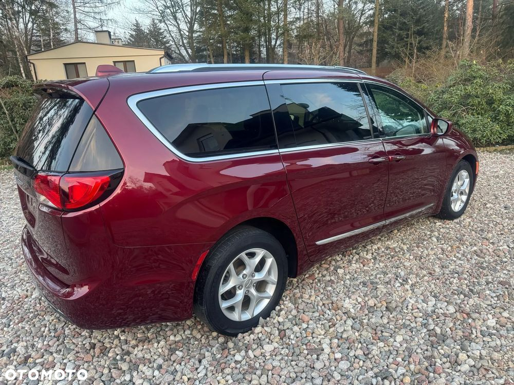 Chrysler Pacifica - 11