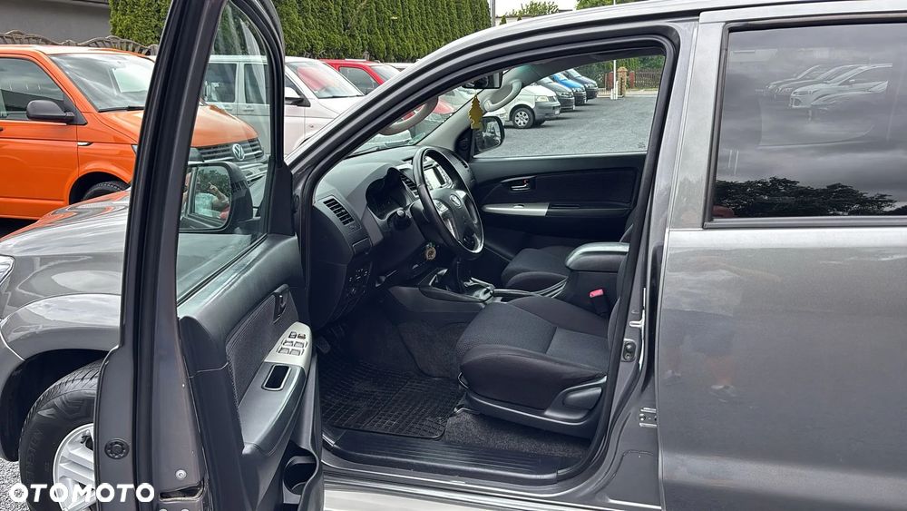 Toyota Hilux 4x4 Double Cab Life - 10