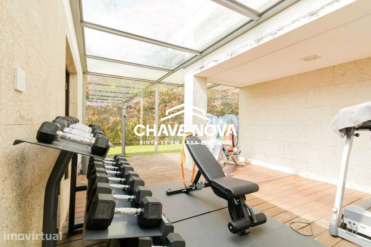 Moradia de luxo com 3700m2 de terreno em Santa Maria da Feira - Grande imagem: 3/28