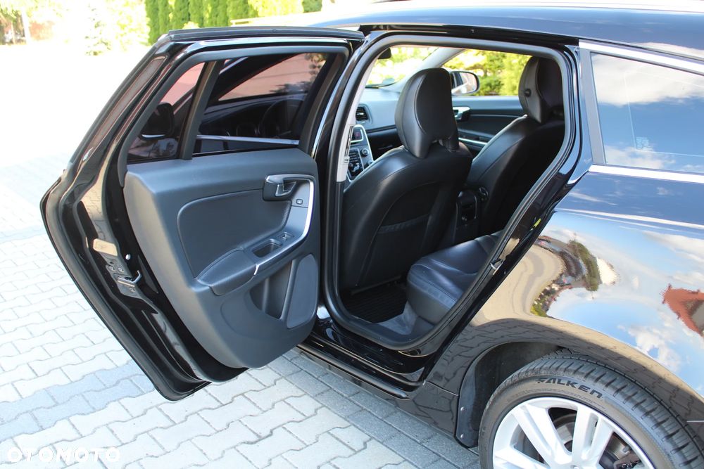 Volvo V60 D5 Summum - 25