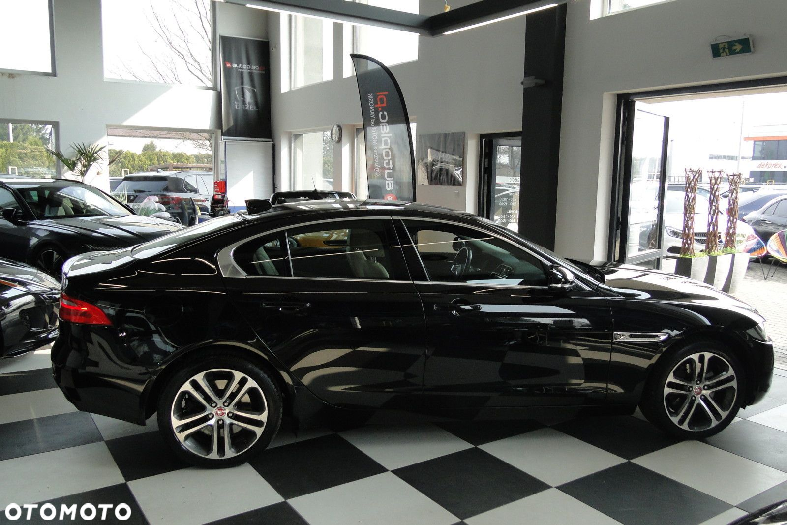 Jaguar XE - 9