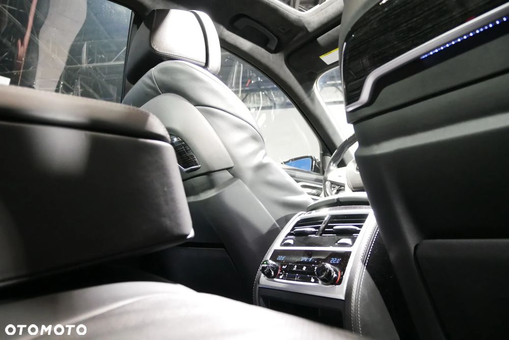 BMW Seria 7 750i xDrive - 24