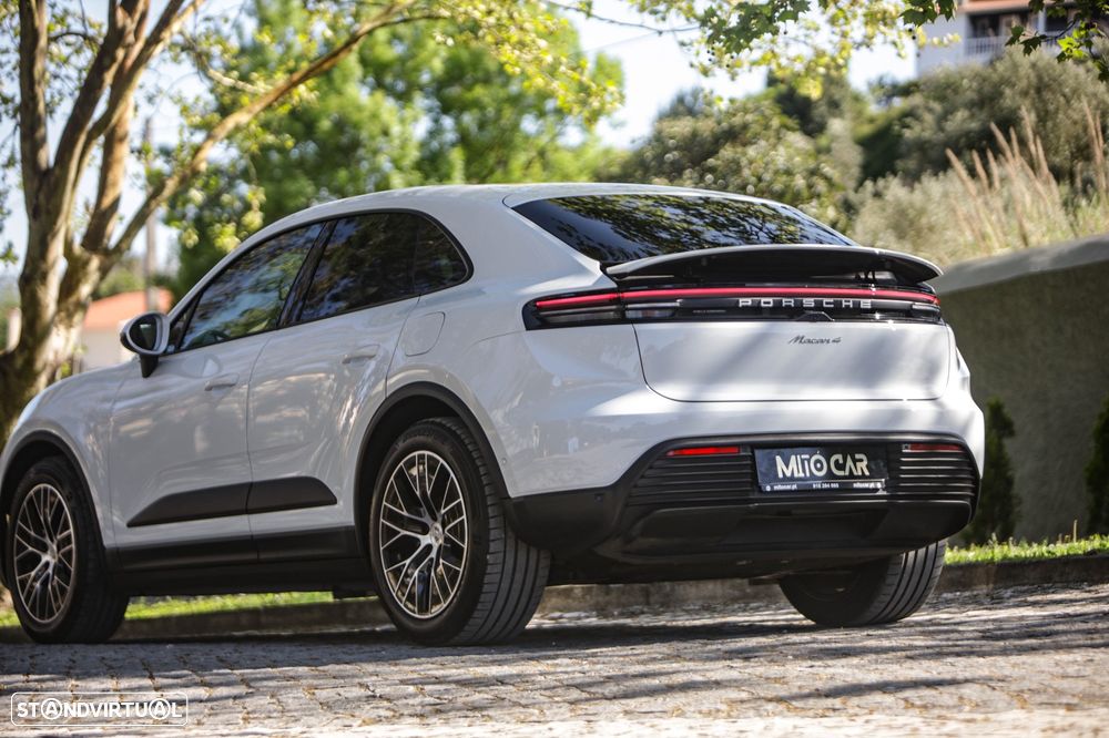 Porsche Macan Electric 4 - 5