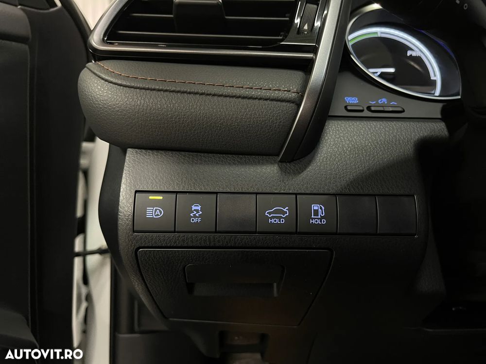 Toyota Camry 2.5 Hybrid Business - 24