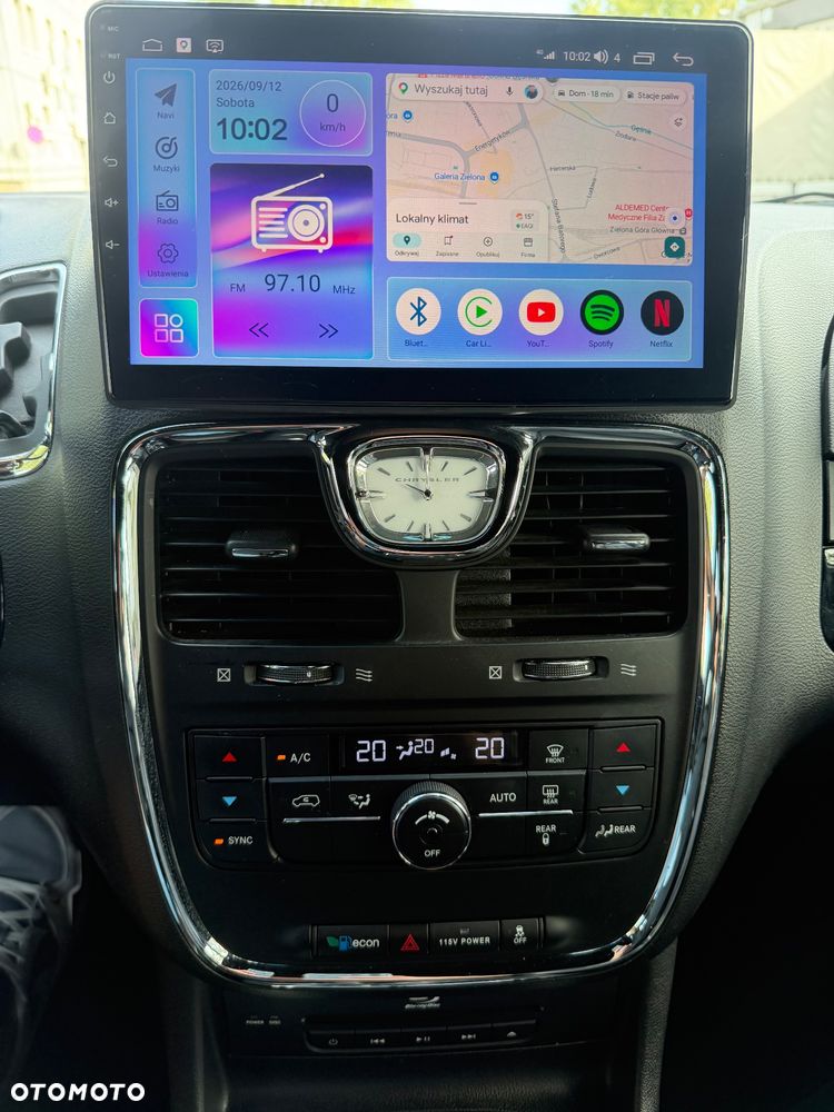 Chrysler Town & Country - 7