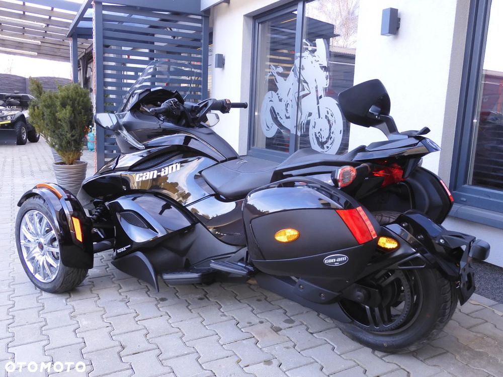 Can-Am Spyder - 30