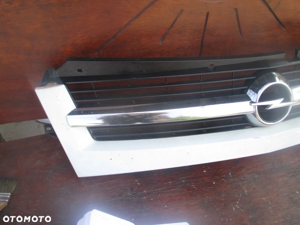 atrapa grill Movano Biały 8200233763 - 3