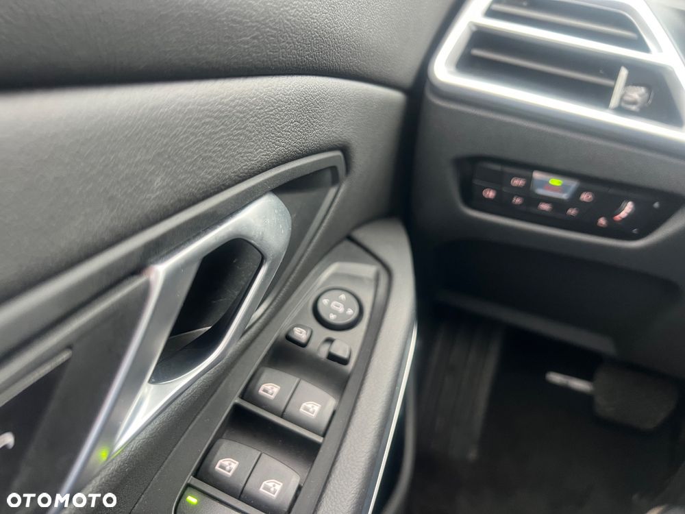 BMW Seria 3 320d xDrive Sport Line - 23