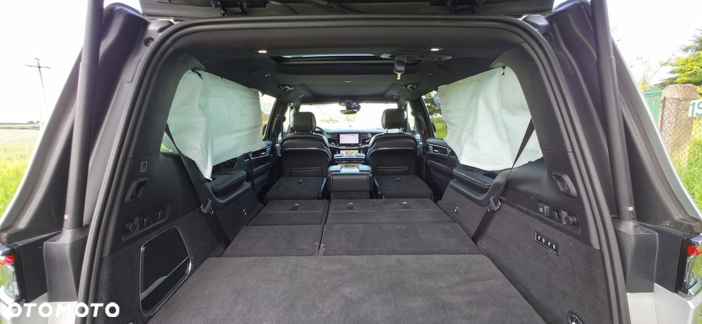 Jeep Grand Wagoneer - 14