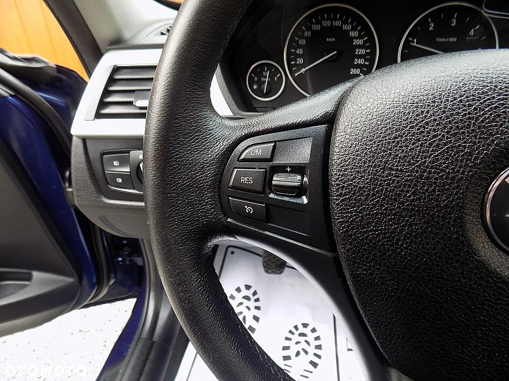 BMW Seria 3 316d Touring - 12
