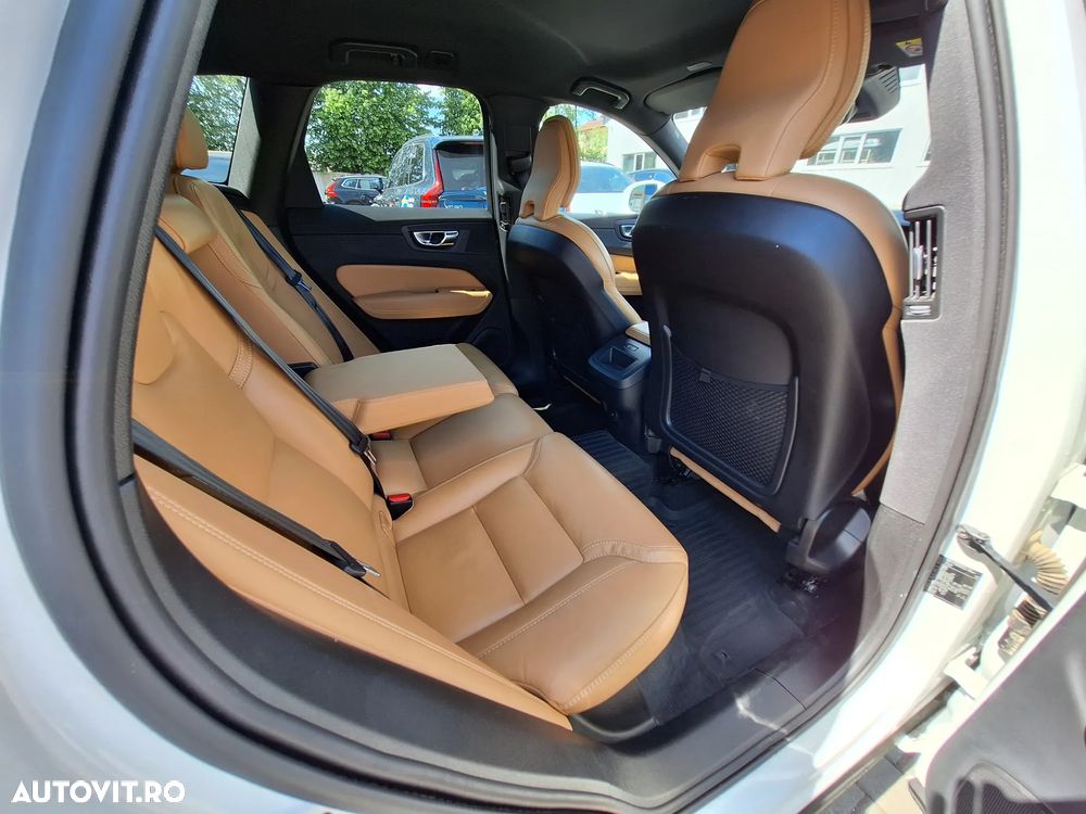 Volvo XC 60 B4 MHEV AT AWD Plus Dark - 22