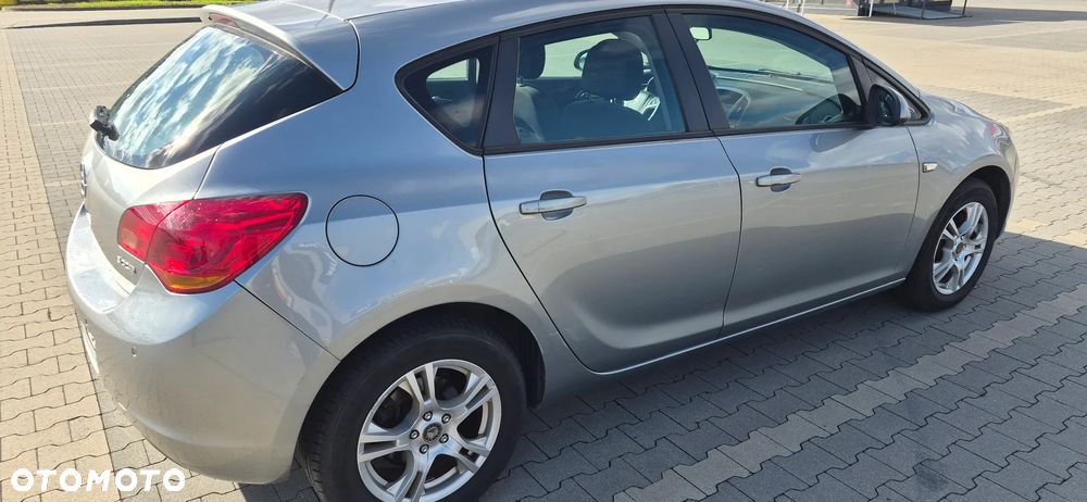 Opel Astra 2011 photo 3