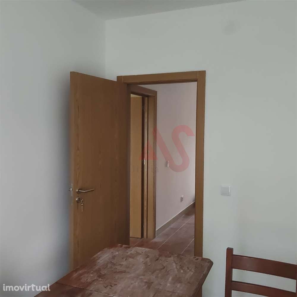 Loja no Rés do Chão com possibilidade de transformação em habitação T2 - Grande imagem: 5/10