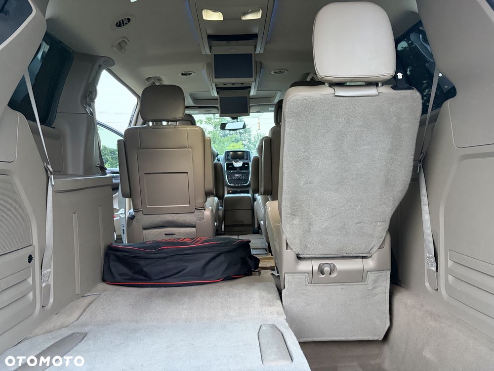 Chrysler Town & Country - 8