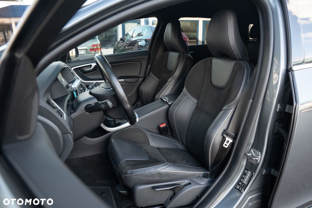 Volvo V60 D4 R-Design - 24