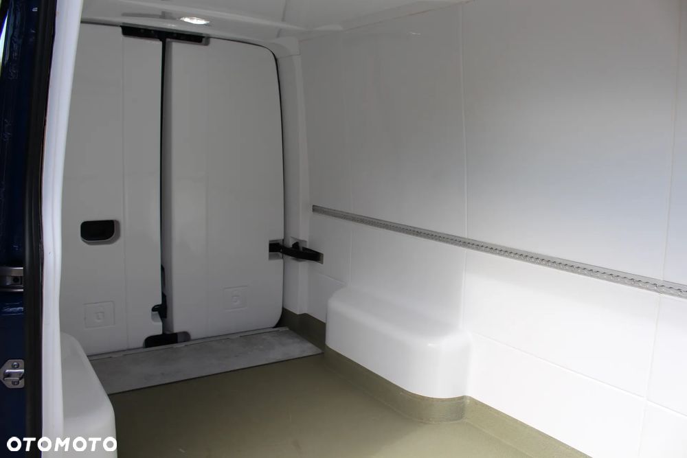 Volkswagen CRAFTER 2.0 177 KM / POLSKI SALON / JAK NOWY / CHŁODNIA / WINDA DHOLLANDIA / SPRINTER / IVECO / FIAT / - 18