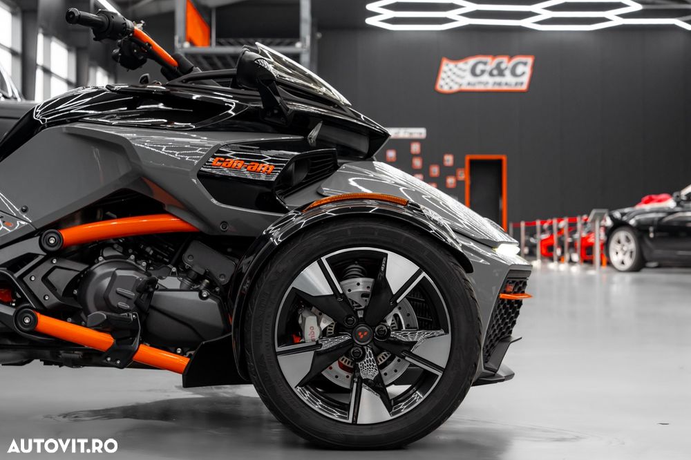 Can-Am Spyder - 10