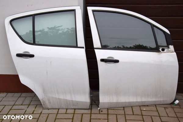 Opel Agila B II Suzuki Splash 08- Drzwi prawe tylne prawy tył 26U białe kompletne