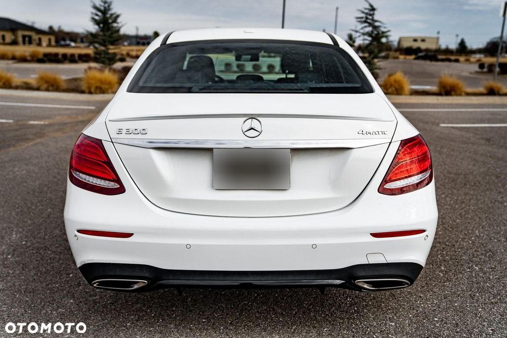 Mercedes-Benz Klasa E 300 9G-TRONIC Exclusive - 22