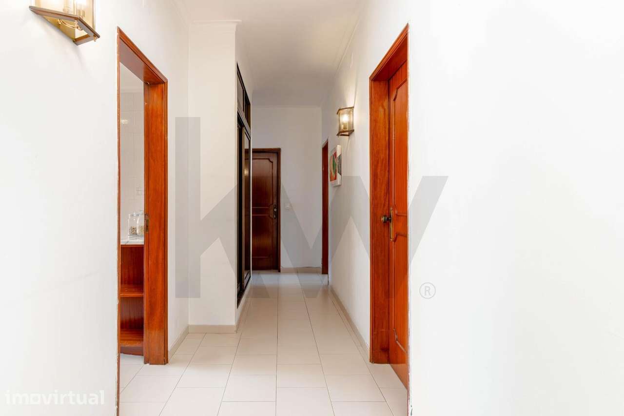 Apartamento T2 com Excelente Potencial, Prédio com 2 Elevadores ,  no - Grande imagem: 2/24