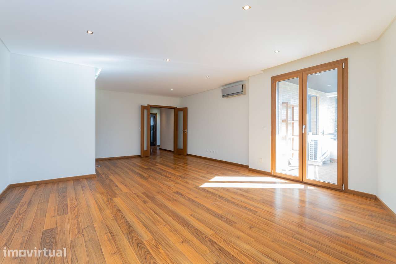Apartamento T2 com 136 m², Varandas e Excelente Arrumação para Arrenda - Grande imagem: 3/42