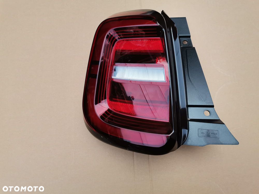 Fiat 500e lampa lewy tył