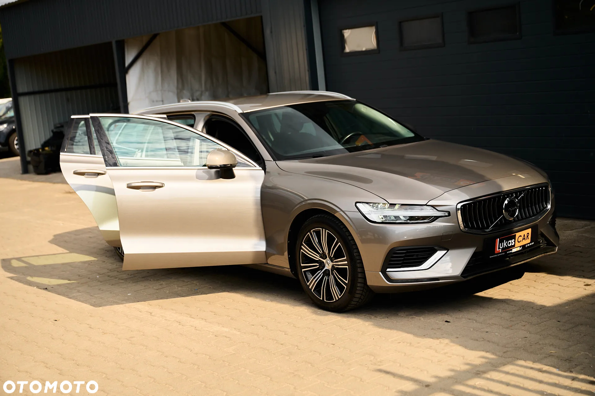 Volvo V60 T6 AWD Plug-In Hybrid Inscription Expression - 24