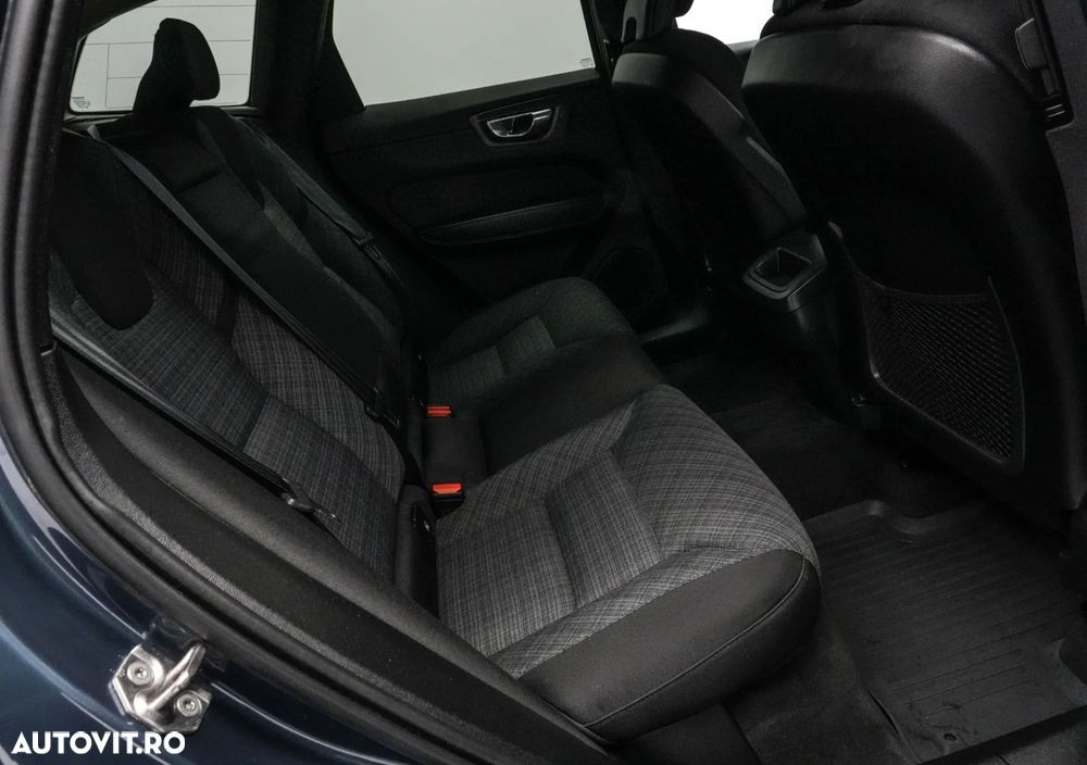 Volvo XC 60 B4 MHEV AT8 AWD Momentum Pro - 16