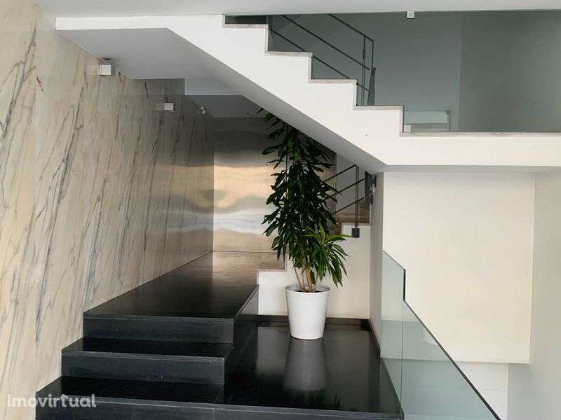 Apartamento T3 mobililado com garagem fechada para 2 viaturas. - Grande imagem: 3/12