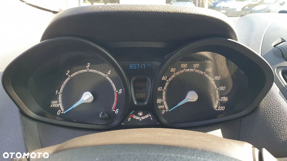 Ford transit courier - 13