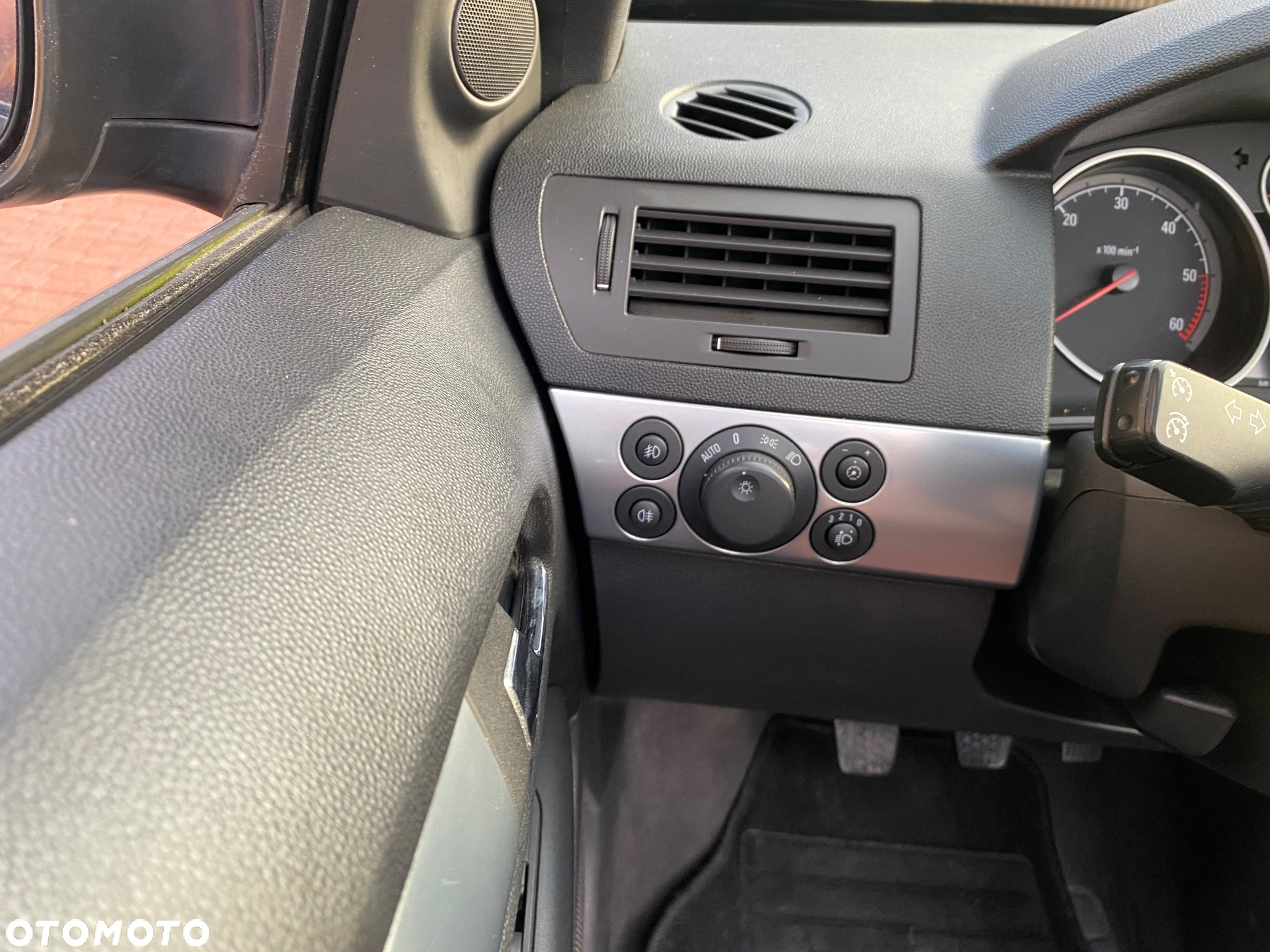 Opel Astra III GTC 1.9 CDTI Cosmo - 15