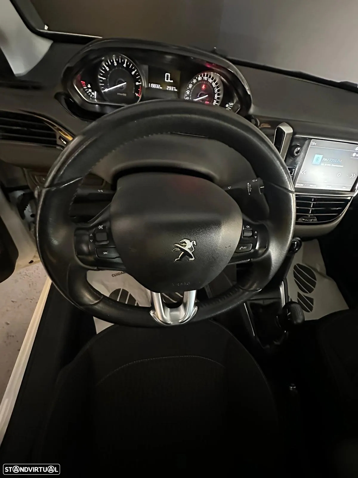 Peugeot 208 - 8