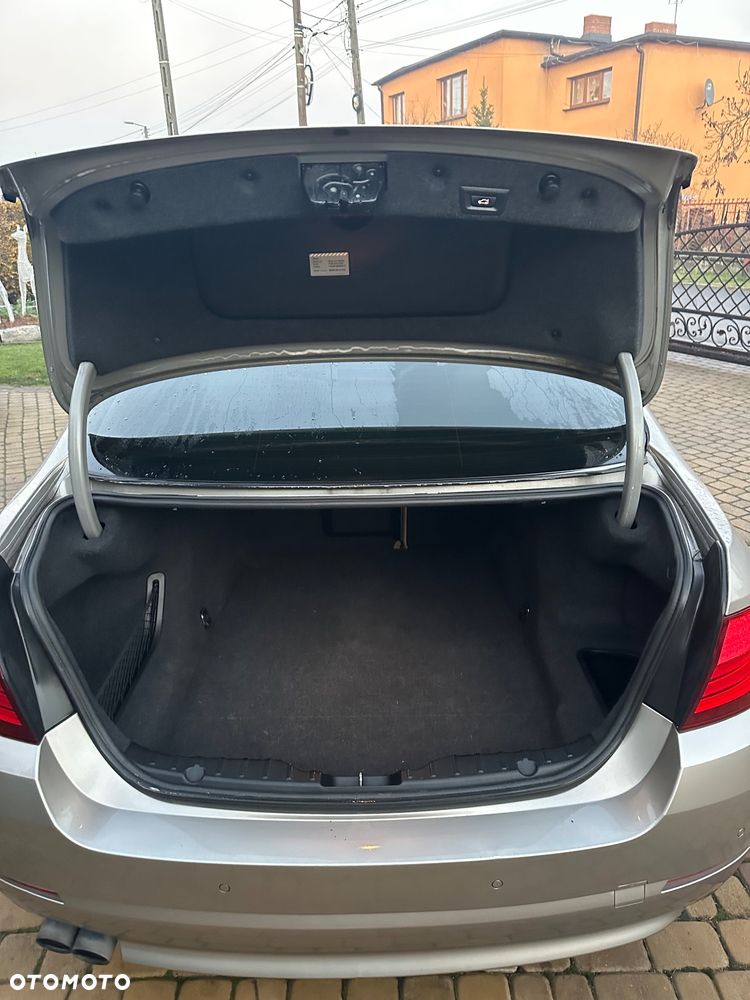 BMW Seria 5 528i Sport-Aut - 11