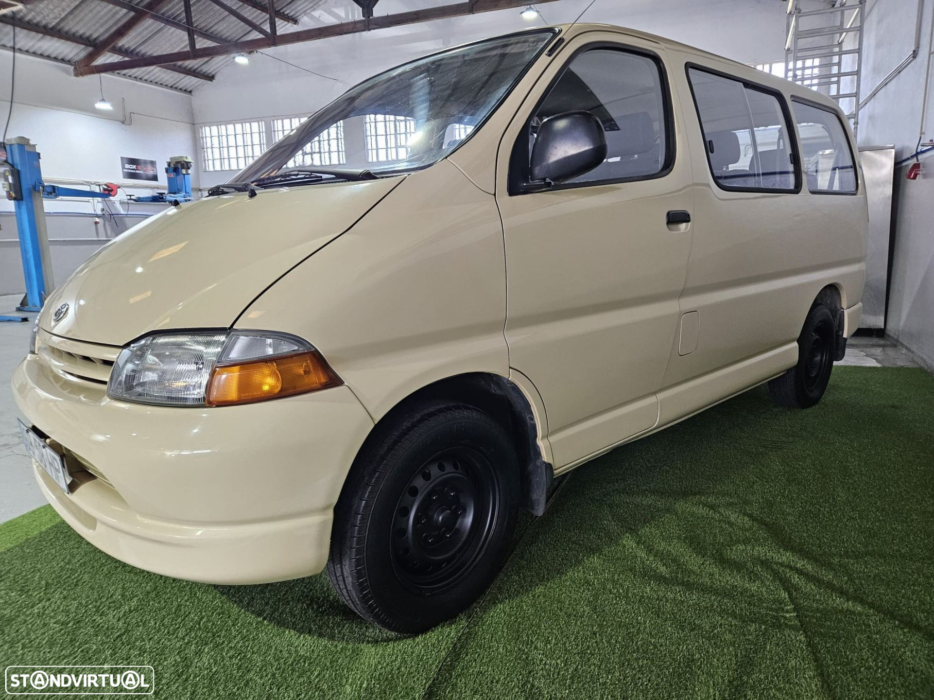 Toyota HiAce 2.4 D LH102L - 3
