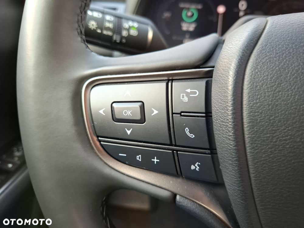 Lexus UX 300h Business - 28