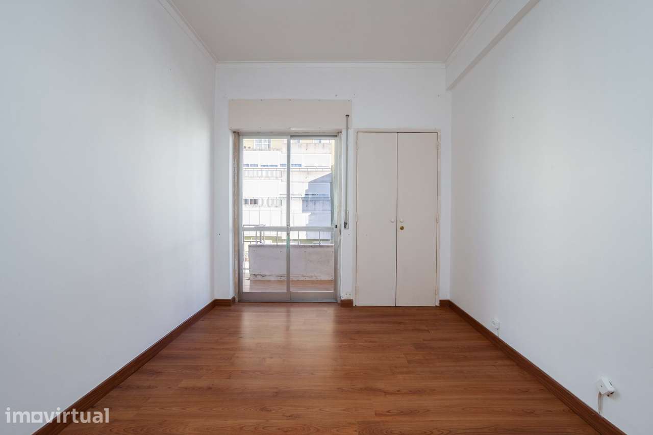 T2 com Vista Mar para Remodelar a Gosto em Oeiras - Grande imagem: 5/25