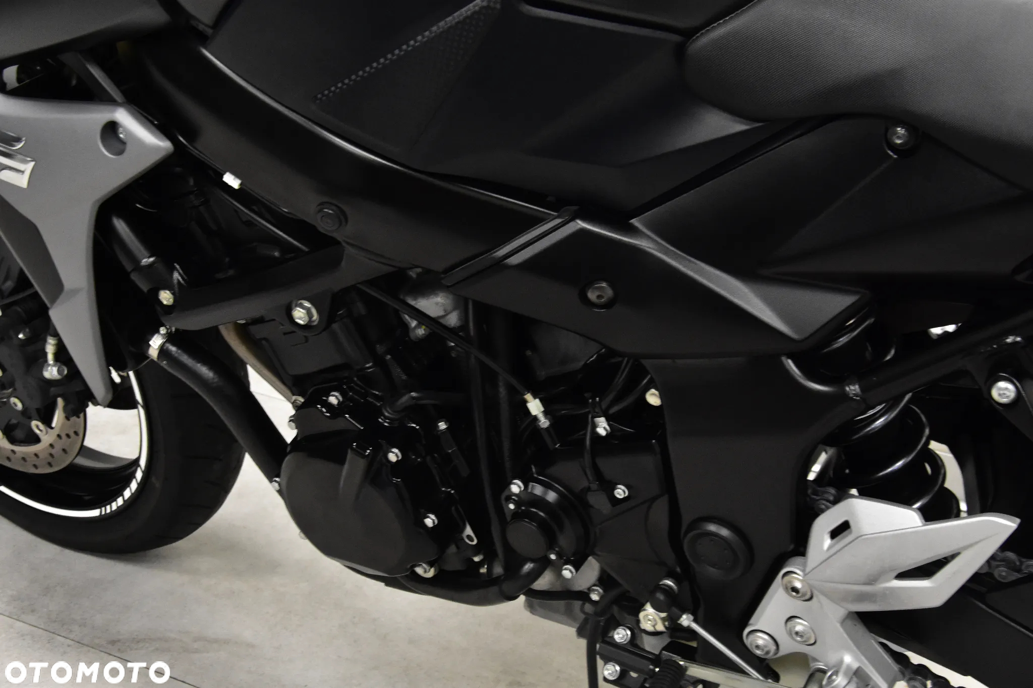 Suzuki GSR - 38