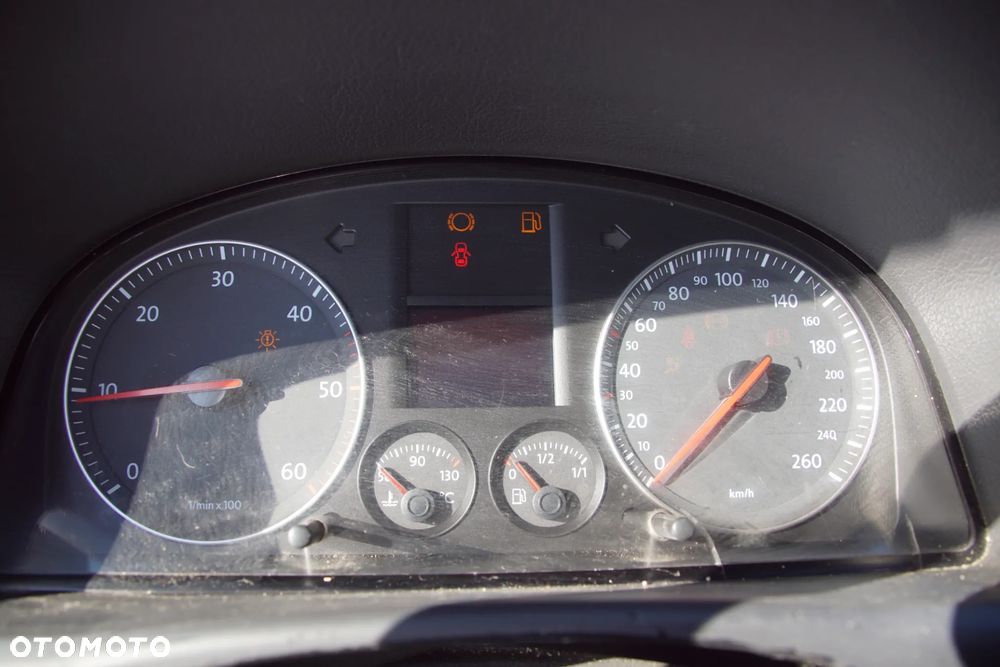 Auto na części - Volkswagen Touran I 1.9 TDI 105 KM BKC GQN LC9Z 2005R Silnik Skrzynia Drzwi Maska Błotnik Klapa Zderzak Lampa Lusterko Klamka Szyba Deska Kokpit Sterownik Moduł Czujnik Licznik Panel Kierownica - 12