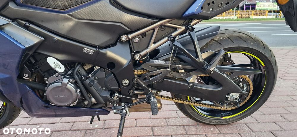 Suzuki GSX - 27