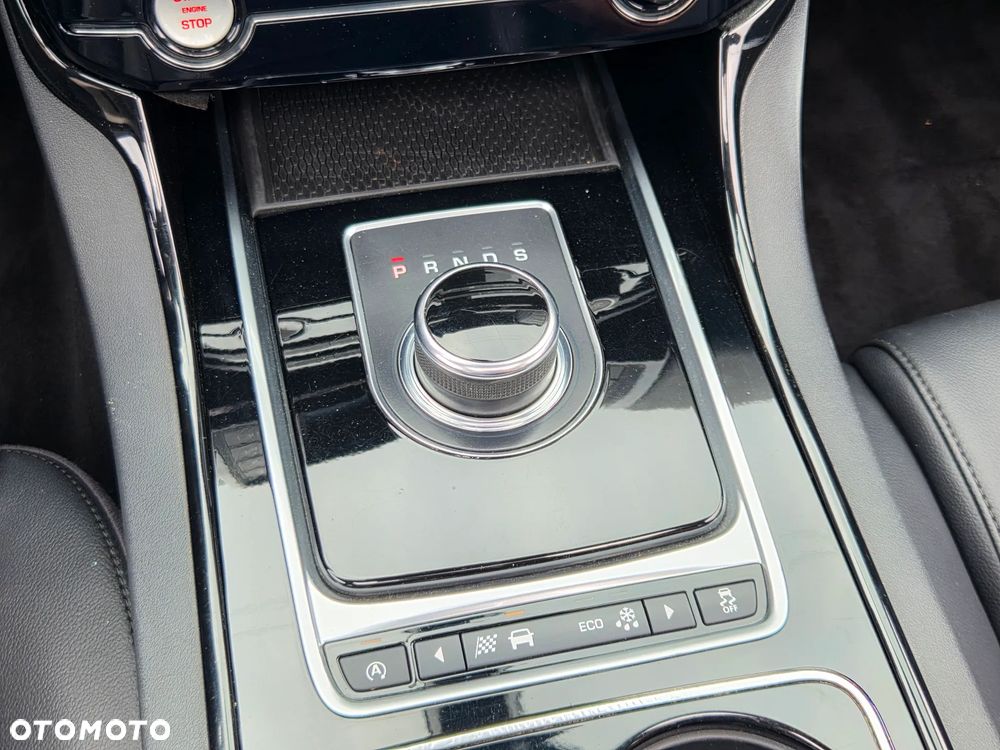 Jaguar XE 2.0 T Prestige - 21
