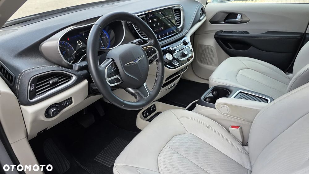Chrysler Pacifica - 16