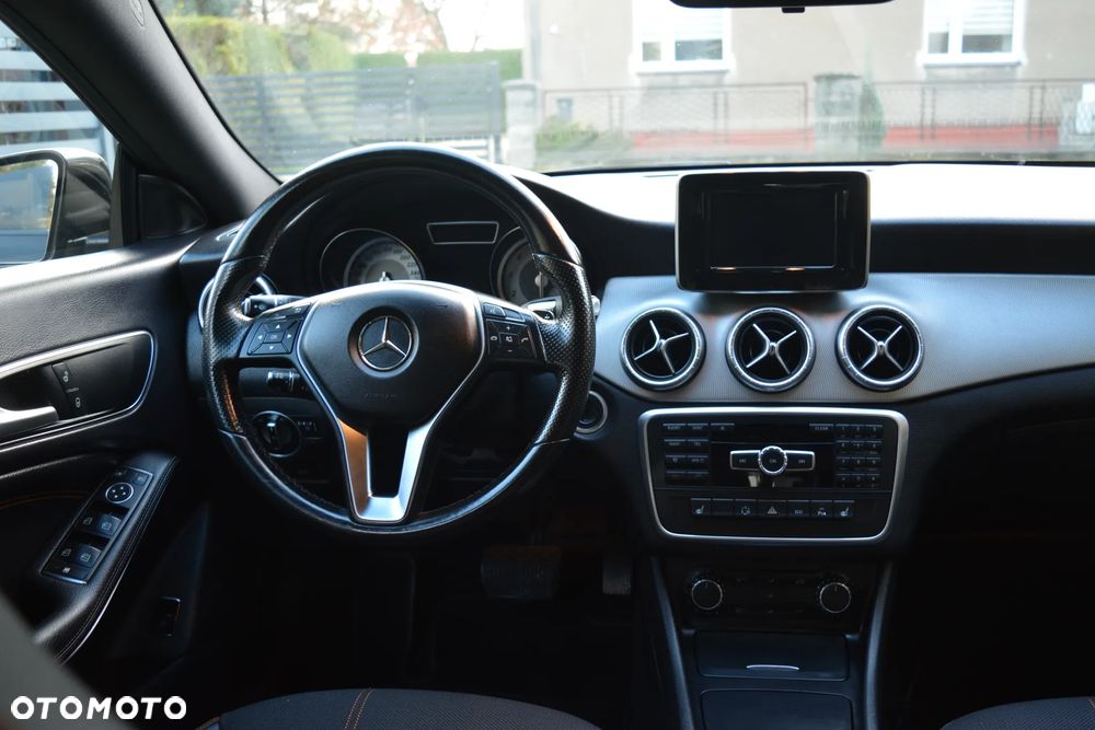 Mercedes-Benz CLA 180 7G-DCT StreetStyle - 18
