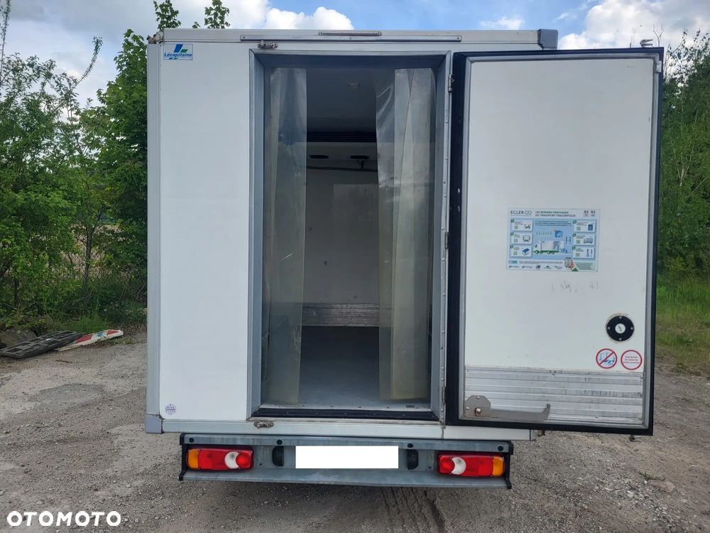 Renault Trafic III 2015r 273 tyś Izoterma chłodnia Mroźnia Sklep Food Truck Agregat zasilanie 230V Trafik - 16