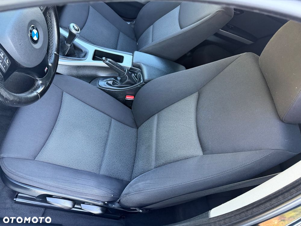 BMW Seria 3 325i Touring - 9